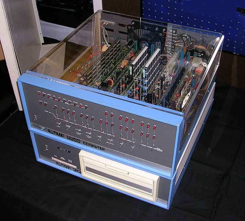 https://upload.wikimedia.org/wikipedia/commons/thumb/0/01/Altair_8800_Computer.jpg/800px-Altair_8800_Computer.jpg