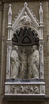  Скульптура четырёх святых, увенчанных коронами, копия работы Нанни ди Банко (Флорентийская школа) в Орсанмикеле (ок. 1408-13). Внизу барельеф «В мастерской скульптора»