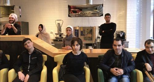 Гости на открытии кафе (люди с ограниченными возможностями). Фото Патимат Махмудовой для 